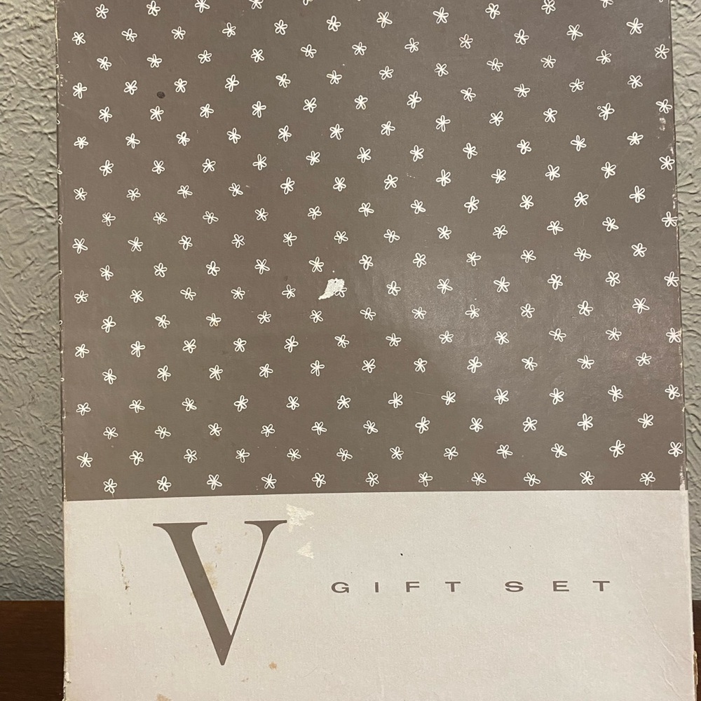 Vintage, Victory, Set of Embroidered His and Hers Pillowcases. In Original Box. - Picture 5 of 6